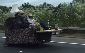 Hai cụ già lái...ghế sofa chạy 140 km/h trên cao tốc nước Anh
