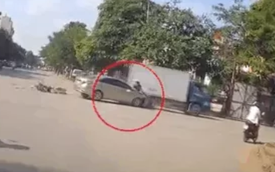 Clip: Bị kẹt giữa xe tải và ô tô con, người đàn ông đi xe máy thoát ở vị trí không ngờ
