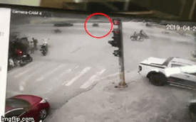 Sau va chạm phải đền xe máy, tài xế ô tô không phục: Đoạn camera an ninh đã "bóc" lỗi tất cả