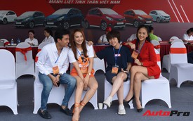 Dàn sao 'Về nhà đi con' đùa nghịch tại buổi lễ bàn giao xe VinFast Fadil
