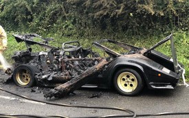 Xót xa siêu xe Lamborghini của tỷ phú buôn vàng bị cháy thành than và vứt chỏng chơ trên đường