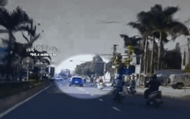 Clip: Khoảnh khắc "xe điên" tông hàng loạt phương tiện dừng chờ đèn đỏ ở Gia Lai