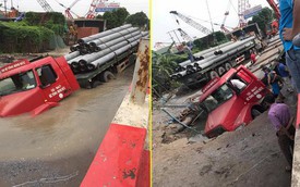 Xe container chở cột bê tông bị mắc kẹt giữa hố 'tử thần' ở Hà Nội