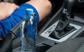 Lính cứu hỏa cảnh báo hiểm nguy tiềm ẩn từ việc để chai nước trong xe ngày nắng nóng