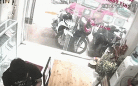 Kia Morning mất lái lao vào cửa hàng bên đường, tông hàng loạt xe máy trước khi đâm vỡ cửa kính