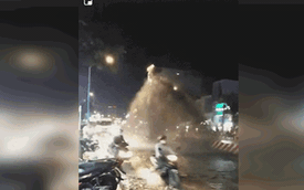 Nước đục ngầu phun cao như vòi rồng giữa đường phố Sài Gòn, nhiều người liều lĩnh chạy xe máy vượt qua