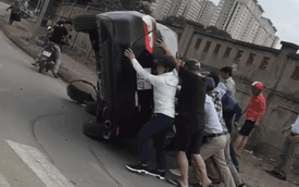 Lật chiếc Toyota Camry 2019 gặp nạn để cứu tài xế, nhóm người đàn ông gây tranh cãi gay gắt