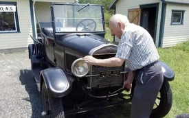 Cụ ông 87 tuổi cầm lái bán tải Ford suốt 70 năm