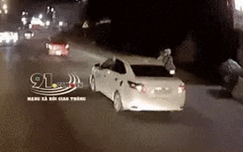 Ném chai nước vào kính ô tô, 2 người đi xe máy tự ngã, xe khác vượt lên định "đổ thừa"