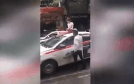 Cô gái "làm loạn" trên nóc taxi bị đuổi xuống, tài xế vừa tăng ga lại đuổi theo gây sự