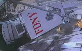 Tai nạn hy hữu: 2 xe cứu thương đâm nhau trên đường tới cùng một ca cấp cứu