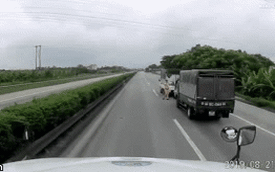 Chạy CSGT, người đàn ông điều khiển xe máy khiến tài xế container phanh "cháy đường"