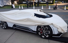 Nghề toát mồ hôi: Lái xe triệu đô Bugatti Centodieci phủ bạt kín mít đi cất sau mỗi hôm trưng bày