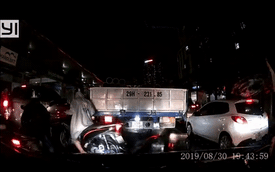 CLIP: Thanh niên loi choi bẽ mặt giữa phố vì thích bon chen với xe tải