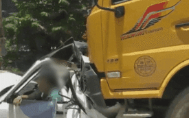 CLIP: Ô tô con bị kẹp nát giữa xe ben và xe container, tài xế tỉnh táo thò đầu ra xem cứu trợ
