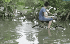 Clip: Hàng trăm hộ dân Hà Nội vẫn chật vật sống trong cảnh bì bõm lội nước sau 3 ngày mưa bão