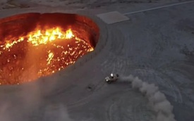 Video: Tổng thống Turkmenistan trổ tài drift quanh 'Cổng địa ngục' rực lửa