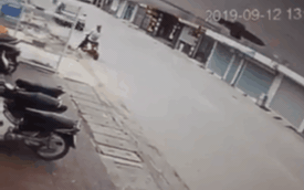 CLIP: Đi ngược chiều, nữ sinh chờ ô tô tránh nhưng bất ngờ bị tông kinh hoàng