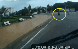 Đột ngột ngã giữa đường, người đàn ông không thể đứng dậy vì chiếc áo mưa "oan trái"