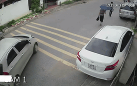 Ô tô con bị "thả trôi" giữa phố, hành động của nữ tài xế khiến dân mạng lao vào chỉ trích