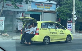 Taxi 7 chỗ “nhồi” 11 người, 3 người ngồi cốp xe như "làm xiếc"