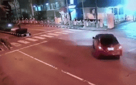 Clip: Chạy với tốc độ kinh hoàng, xe máy tông thẳng vào ô tô, người văng xa chục mét