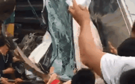 CLIP: Hỗn loạn cảnh CSGT và hàng chục người nâng xe tải bị tàu hỏa đâm bẹp dúm cứu tài xế