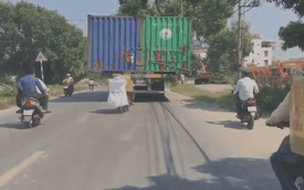 Clip: Xe đầu kéo chở 2 container nghênh ngang trên đường khiến người tham gia giao thông khiếp sợ