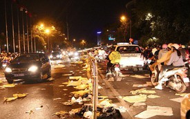 Sài Gòn ngập rác đêm giao thừa: Đằng sau niềm vui năm mới là đêm trắng của công nhân vệ sinh