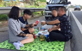 Hình ảnh gây phẫn nộ: Cả gia đình trải bạt, ăn uống trên cao tốc Nội Bài - Lào Cai bất chấp dòng phương tiện chạy rầm rập