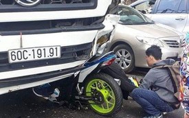 Nam phượt thủ đổ đèo Bảo Lộc gặp nạn, người và xe dính chặt vào đầu xe tải