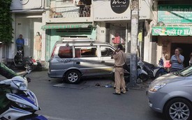 TP.HCM: Ô tô "điên" húc văng nhiều xe máy vào tường, người dân la hét kêu cứu