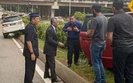 Quốc vương Malaysia xuống xe giúp người gặp tai nạn bên đường