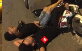 Xôn xao hình ảnh 2 thanh niên nằm vắt tay lên trán... ngủ say sưa giữa đường sau khi húc vào đuôi xe tải