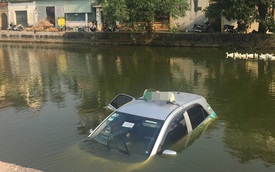 Hiện trường xe taxi chìm nghỉm giữa hồ khiến dân mạng tranh luận không ngừng về nguyên nhân