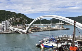 Khoảnh khắc kinh hoàng khi cây cầu dài 140m ở Đài Loan sụp đổ trong tíc tắc, khiến hàng chục người bị thương và mất tích
