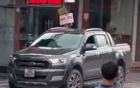 Thưởng 10 triệu đồng cho lái xe húc ngã tên cướp tiệm vàng tại Quảng Ninh