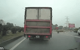 Đi sai, tài xế xe tải còn ép các phương tiện đi đúng phải lùi nhường đường