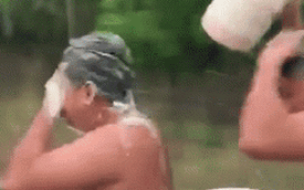 Clip: 2 người đàn ông vừa chạy xe vừa tắm để kịp nhậu và án phạt dành cho hành động phản cảm