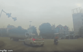 Clip: Vượt đèn đỏ, người phụ nữ chạy xe máy tông thẳng vào xe tải