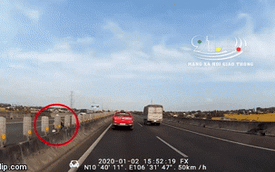 Clip: Xe CSGT vừa hú còi vừa lùi theo người phụ nữ chạy xe ngược chiều trên cao tốc