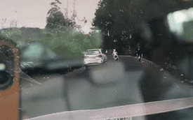 Clip: Khoảnh khắc ô tô "ủi bay" xe máy lên lề đường ở Đà Lạt