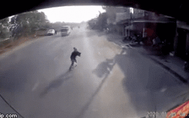 Clip: Tài xế xe bồn "phanh cháy đường" cứu mạng người phụ nữ ngã ngay trước đầu xe