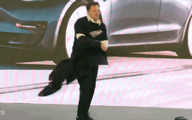 Elon Musk gây bão vì màn múa may "thoát y" trong lễ ra mắt Tesla Model Y tại Trung Quốc