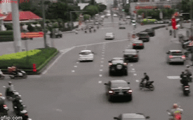 Thanh niên đầu trần, chạy xe máy ngang nhiên cắt đoàn xe ưu tiên ở TP. Hồ Chí Minh