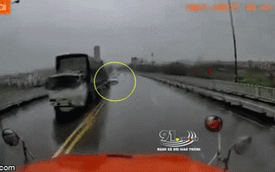 Khoảnh khắc xe 4 chỗ mất lái, đâm trực diện xe container giữa trời mưa lớn