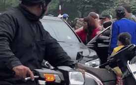 3 người phụ nữ và đàn ông tức giận, đạp liên tục vào tài xế ô tô giữa phố Hà Nội