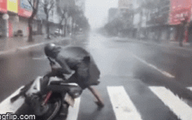 Gió bão quật muốn "nhấc người", nam thanh niên gồng mình dắt xe vào lề đường ở Đà Nẵng