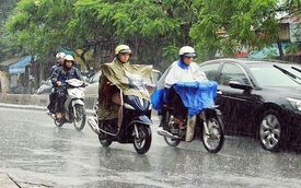 Đi xe máy mùa mưa bão cần lưu ý điều gì?