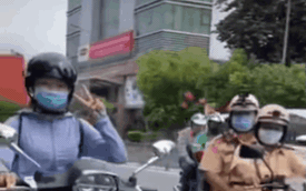 Giơ 2 ngón tay chụp ảnh khi lái xe máy, cô gái lỡ lọt vào "mắt xanh" của 2 chiến sĩ CSGT